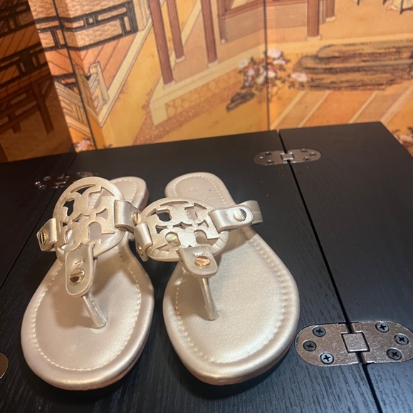 Tory Burch Miller Thong Sandals Gold Metallic Leather Size-6.5 EUC - Picture 6 of 11